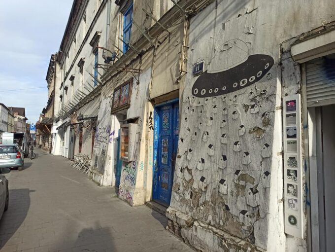 Evening Walking Tour With Snacks In Old Jewish Quarter - Discover Kazimierzs Bohemian Character