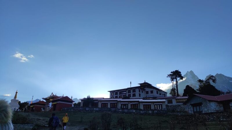 Everest Base Camp Trek : Ultimate Adventure - Seasons and Acclimatization