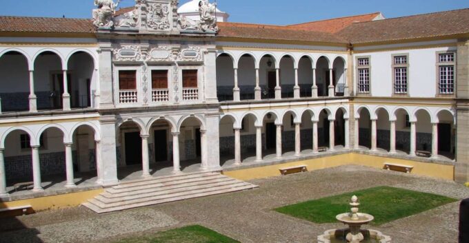 Évora: City Highlights Private Walking Tour - Visit Key Attractions in Évora