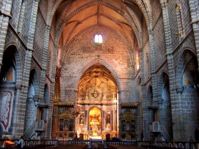 Évora: City Highlights Private Walking Tour - Discover Local History and Art