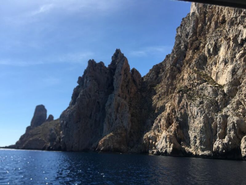 EXCURSION IN PRIVATE BOAT TO ES VEDRA & BEST CAVES OF IBIZA - Boat and Group Size