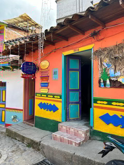 Excursion to Guatapé in French + Boat Tour - Vibrant Village Atmosphere