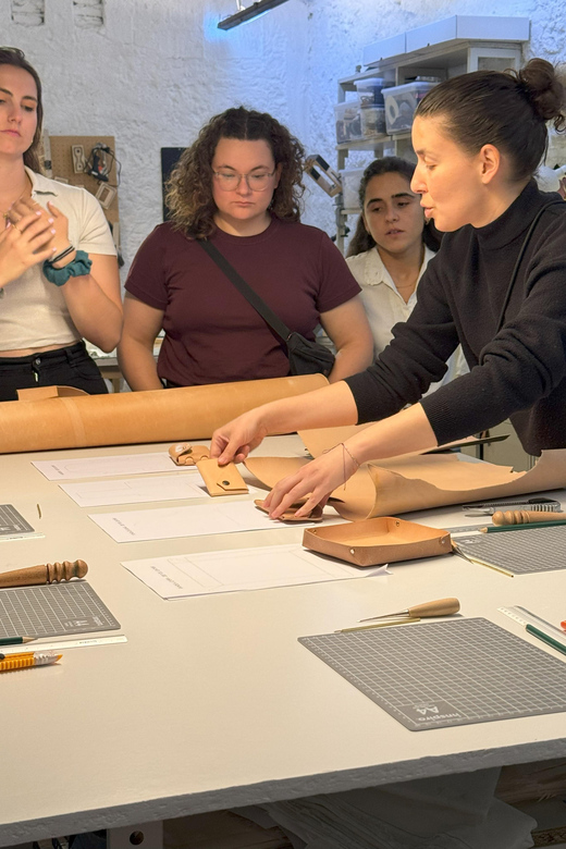 Experience in Leather Goods Workshop- Leather Accessory - Key Points
