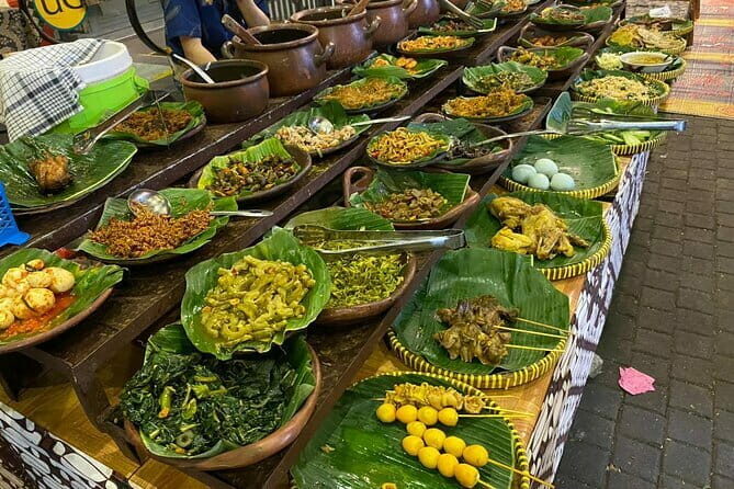 Experience Jakarta Street Food Scene with MRT Transportation - Detailed Itinerary Breakdown