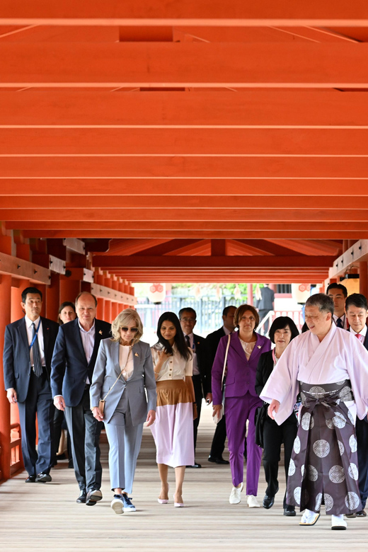 Experience Japan Tour & Projection Mapping in Hiroshima - Itsukushima Shrine: Guided Tour and Sightseeing