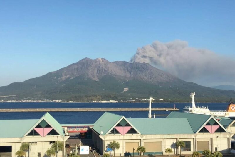 Experience the Blessings of the Earth in Sakurajima. - Soaking in a Hot Spring