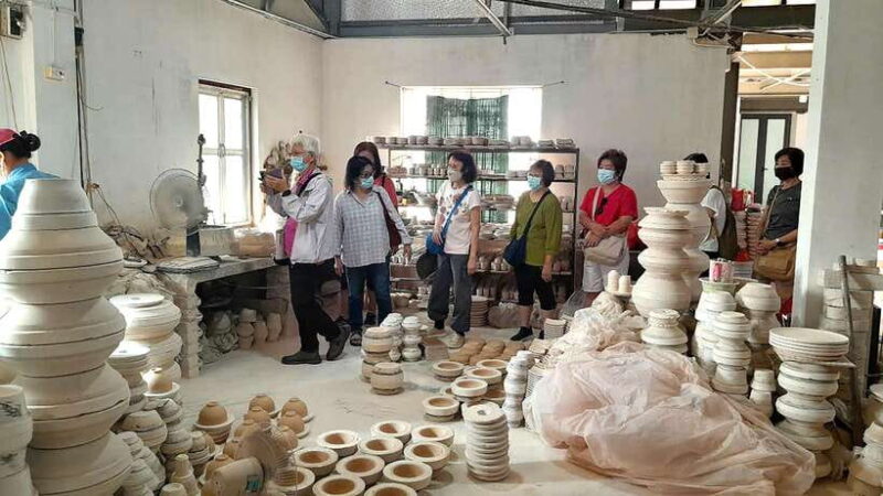 Explore Bat Trang Village & Ceramics Factories / Local Guide - Key Points