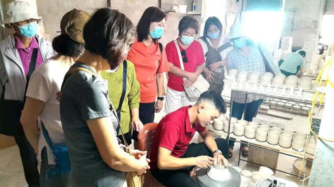Explore Bat Trang Village & Ceramics Factories / Local Guide - Participating in the Pottery Class