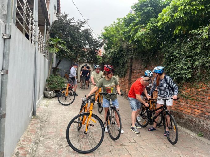 Explore Duong Lam Village With Mia Pagoda, Phung Hung Temple - Activities During the Tour