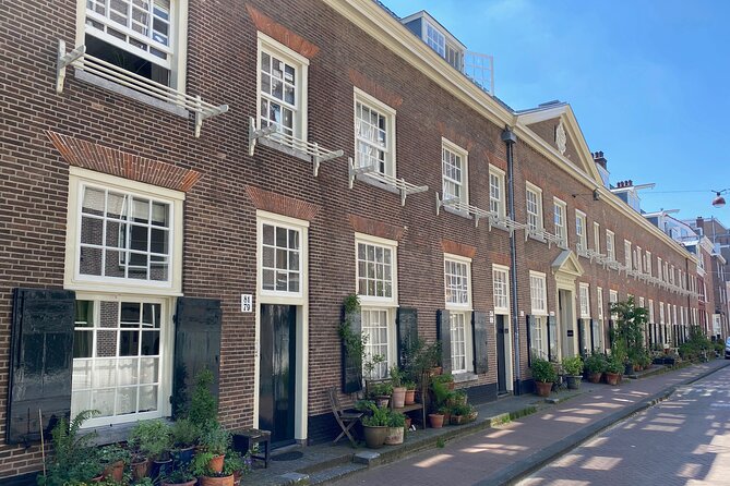 Explore Hidden Streets With Friends - Private Tour - Explore Trendy Coffee Shops and Eateries