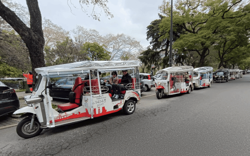 Explore Lisbon: Electric Tuk Tuk With a Local Drink - Experience Highlights