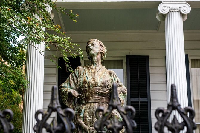 Explore New Orleans Garden District: Private 2-hour Walking Tour - Immerse in the Antebellum Charm