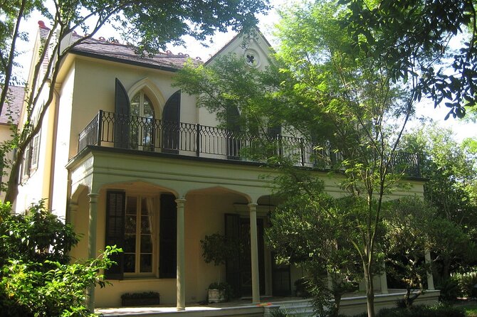 Explore New Orleans Garden District: Private 2-hour Walking Tour - Enjoy a Local Beverage Afterward