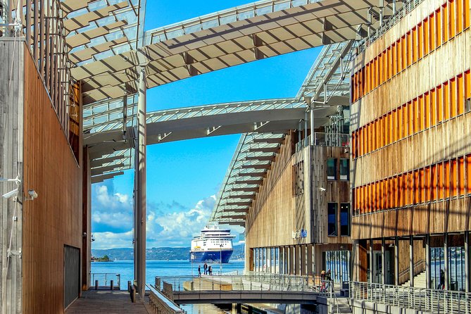 Explore Oslo in 60 Minutes With a Local - Exploring Street Art and Historic Buildings