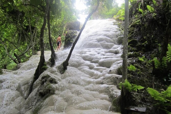 Explore Sticky Waterfall and Chet Si Fountain National Park - Key Points
