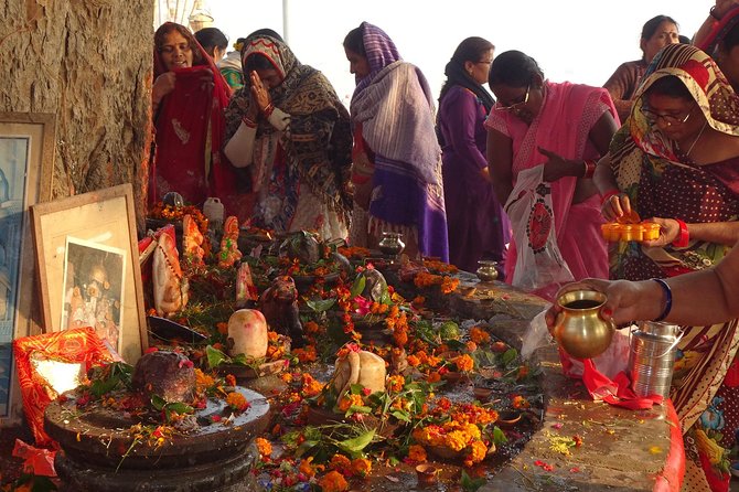 Explore the Highlights of Varanasi - Flower Market and Local Offerings