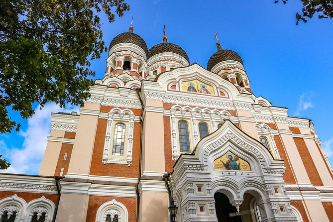 Explore the Instaworthy Spots of Tallinn With a Local - Photo Ops at Toompea Hill