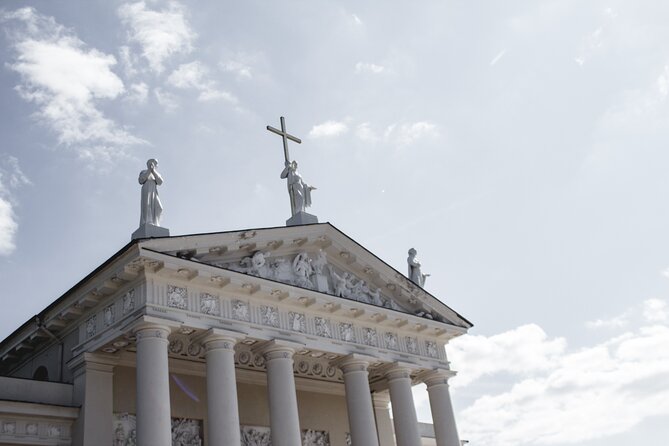 Explore Vilnius: Old Town and Uzupis Guided Walking Tour - Taking in Vilnius History and Culture
