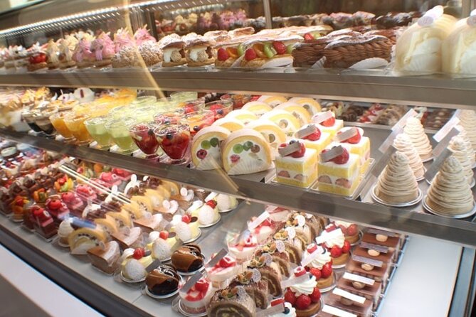 Exploring Everyday Life in Downtown Tokyo Walking With Shiba-Inu - Savoring Japanese Snacks