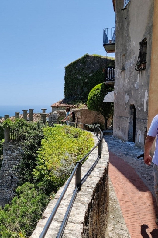 Èze: Walking Tour With a Local Guide - Visiting the Château Eza
