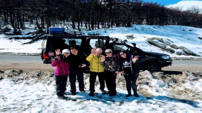 Fagnano and Escondido Lakes Tour by 4WD Vehicle in Ushuaia - Lunch and Exploration at Lakes
