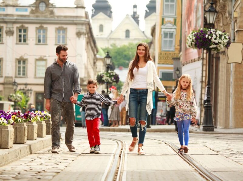Family Tour of Linz's Old Town, Pöstlingberg and Grottenbahn - Meeting Point