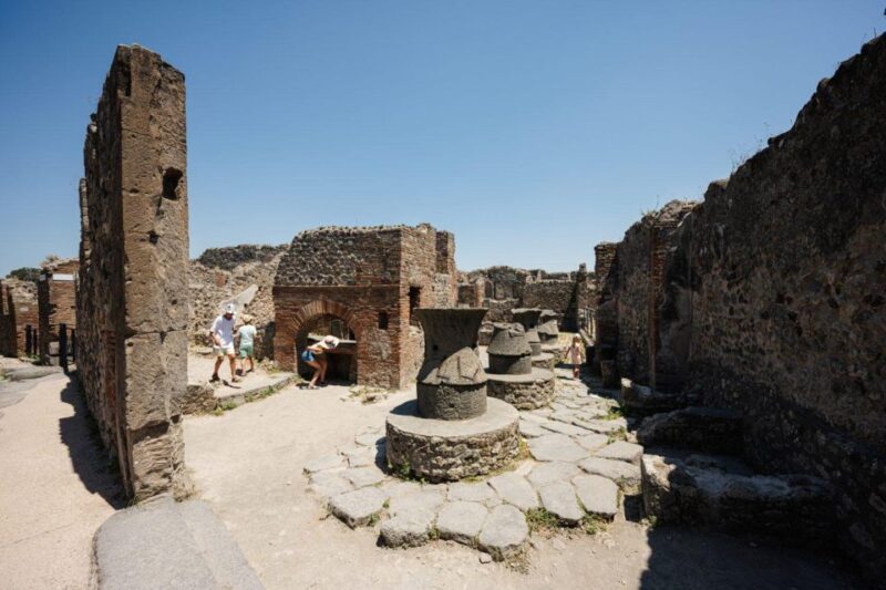 Family Tour of Pompeiis Teatro Grande and Historic Streets. - Itinerary Highlights
