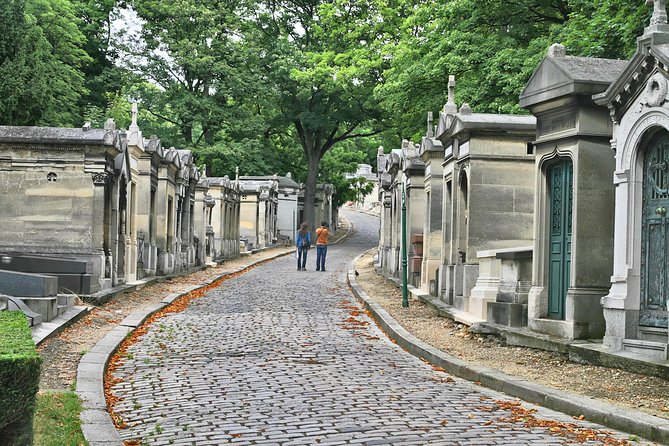 Famous Graves of Père Lachaise Cemetery Guided Tour - Exploring Famous Gravesites