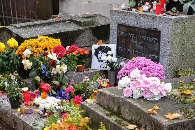Famous Graves of Père Lachaise Cemetery Guided Tour - Historical Figures and Their Stories