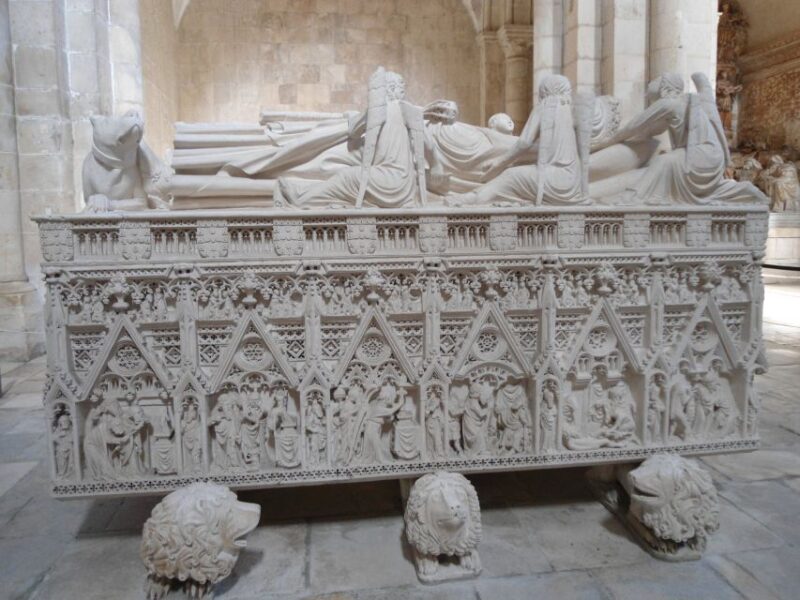 Fátima, Batalha, Alcobaça, Nazaré and Óbidos Private Tour - Guide and Language
