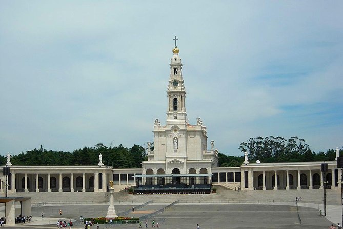 Fatima, Batalha Monastery, Nazaré and Obidos With a Local - Private Tour - Fatima: A Spiritual Journey