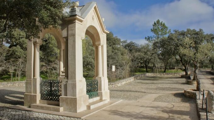 Fátima, Nazaré and Óbidos, Full Day, From Lisbon - Live Tour Guide Options