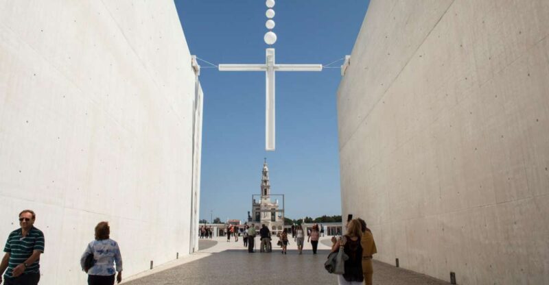 Fatima, Nazaré and Óbidos Full-Day Tour - Batalha Gothic Monastery