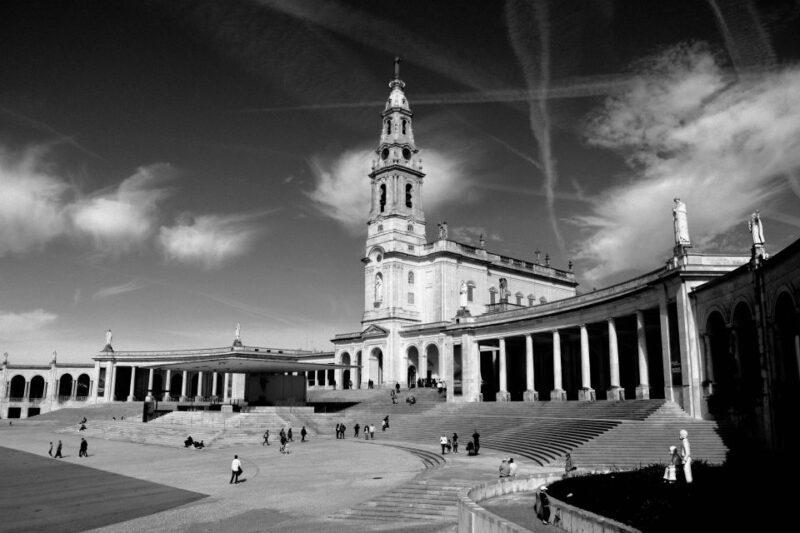 FÁTIMA/NAZARE/OBIDOS - Pray the Legend - PRIVATE TOUR - Fatima Sanctuary