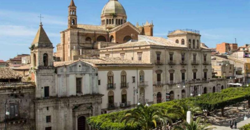 Favara: Guided Walking Tour With Cannolo and Sicilian Lunch - Culinary Experiences