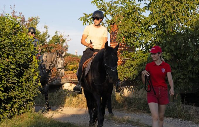 Fazana: Suneset 1-Hour Horse Riding in Nature With Guide - Participant Requirements and Weight Limit
