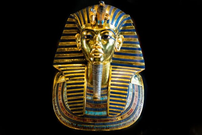 Female Guide To Pyramids of Giza, Egyptian Museum and Bazaar - Lunch at Local Restaurant