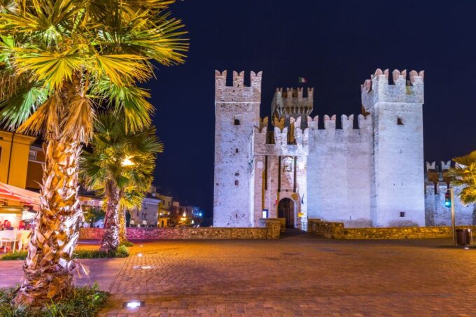 Festive Journey in Sirmione Christmas Walking Tour - Grotte Di Catullo