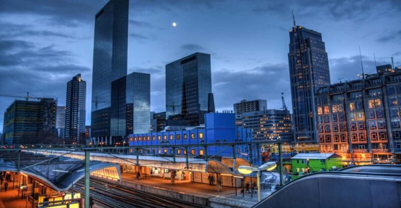 Festive Walking Christmas Tour in Rotterdam - Itinerary Highlights