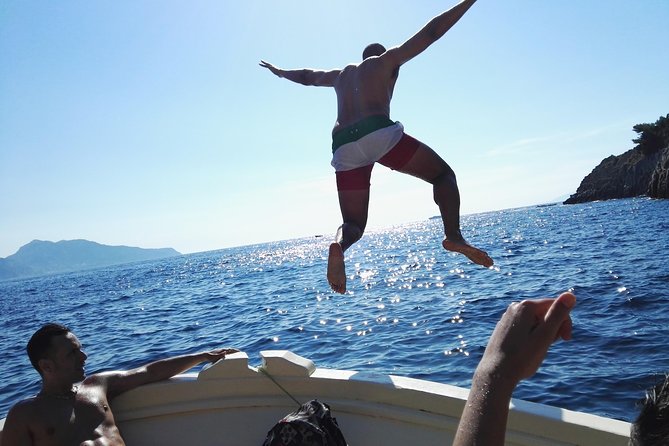 Fishing and Tourism in Capri - Group Size and Weather
