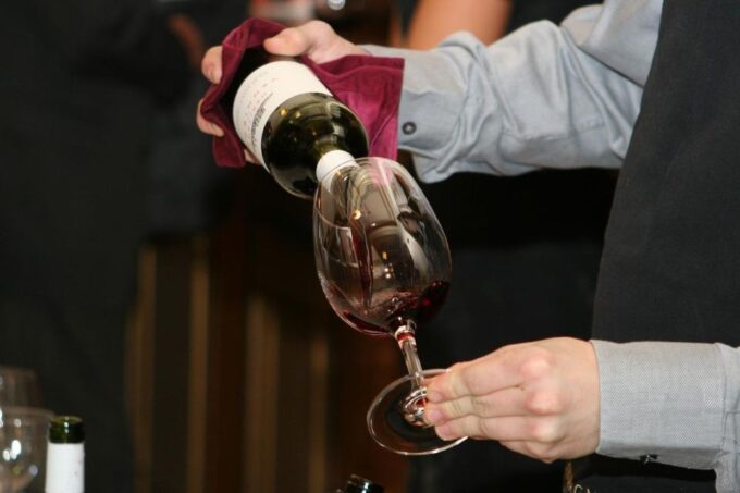 Florence: Wine Windows Walk With Wine Tasting and Appetizers - Group Size and Accessibility