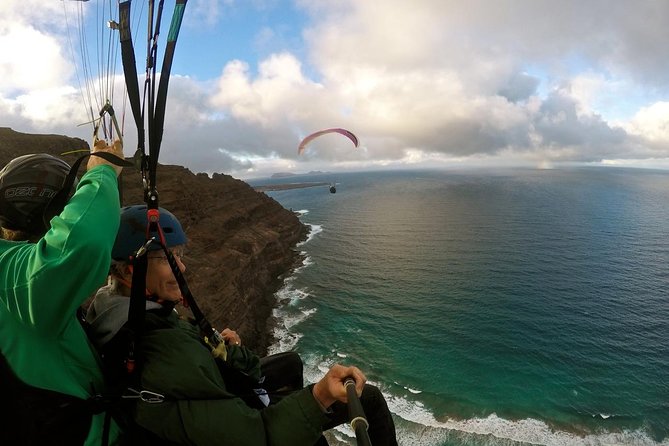 Flying Paragliders Over Lanzarote - Good To Know