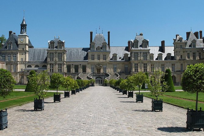 Fontainebleau and Barbizon Half Day Guided Tour From Paris by Minivan - Barbizon Village