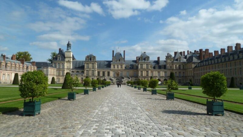 Fontainebleau: Private Round Transfer From Paris - Comfortable Transportation Features