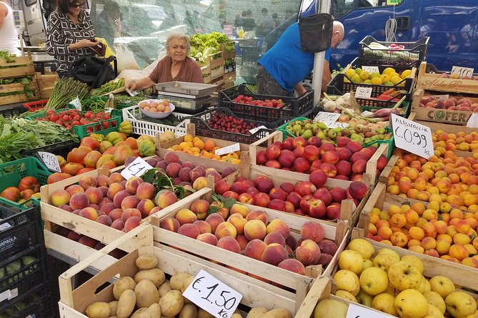 Food and Wine Tour of Pescara Vecchia on Foot - Tour Guides and Their Role
