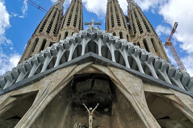 Food & Drink Tasting Private Tour & Sagrada Familia Skip the Line - Meeting Point and Logistics