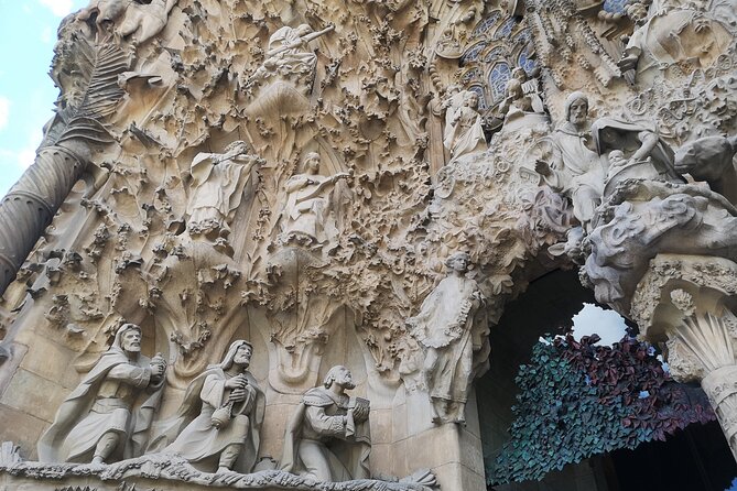 Food & Drink Tasting Private Tour & Sagrada Familia Skip the Line - Personalized Tour Experience