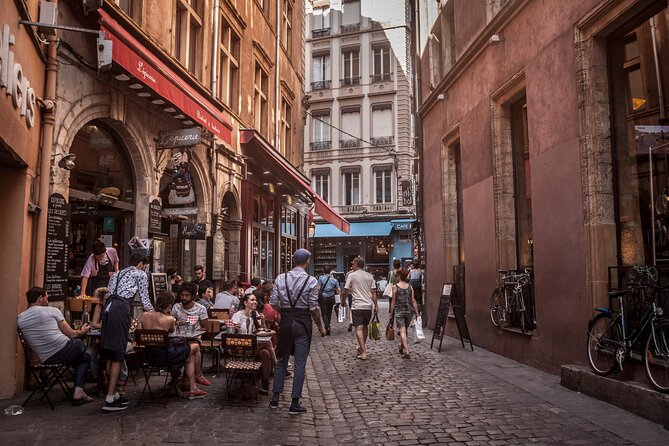 Food Tour in Lyon - Do Eat Better Experience - Exploring the Old Town