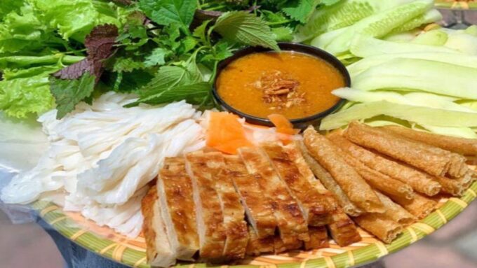 Foodie Tour in Hanoi: Taste 7+ Dishes and Visit Train Street - Professional English-Speaking Guide