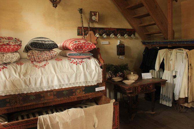 Fortified Church of Viscri and Sighisoara in Spanish (Native Spanish Guide). - Inclusions